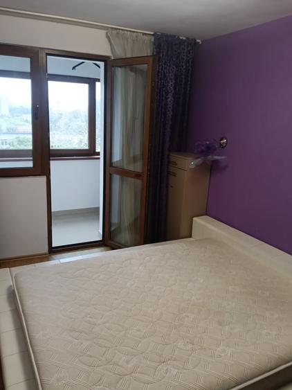 Apartament cu 3 camere semidecomandat, mobilat în Titan