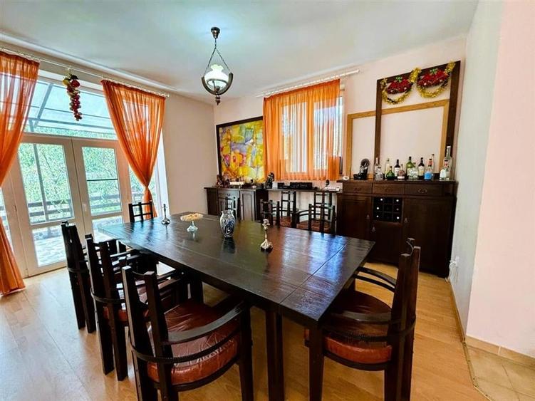 Casă individuală cu 10 camere cu Piscina în Malul Ursului