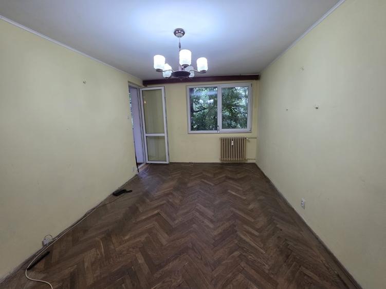 Apartament cu 4 camere semidecomandat în Titan