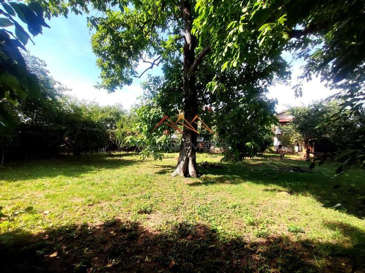 Casă individuală cu 9 camere cu Canalizare în Central