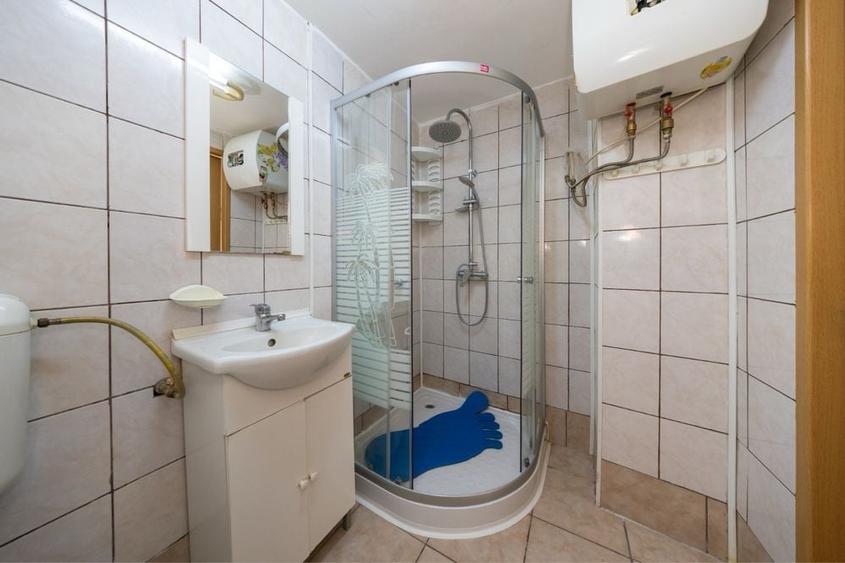 Apartament cu 2 camere nedecomandat în Tractorul