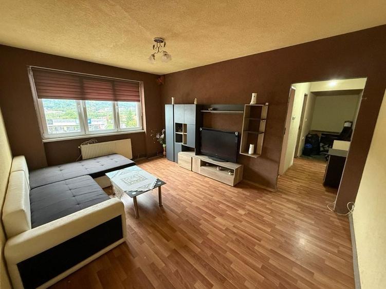 Apartament cu 3 camere semidecomandat în Sud