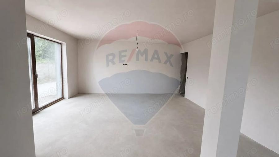Casă cu 4 camere cu Teren 300 Mp în Hidiș