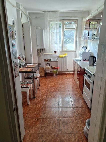 Apartament cu 3 camere decomandat în Sud