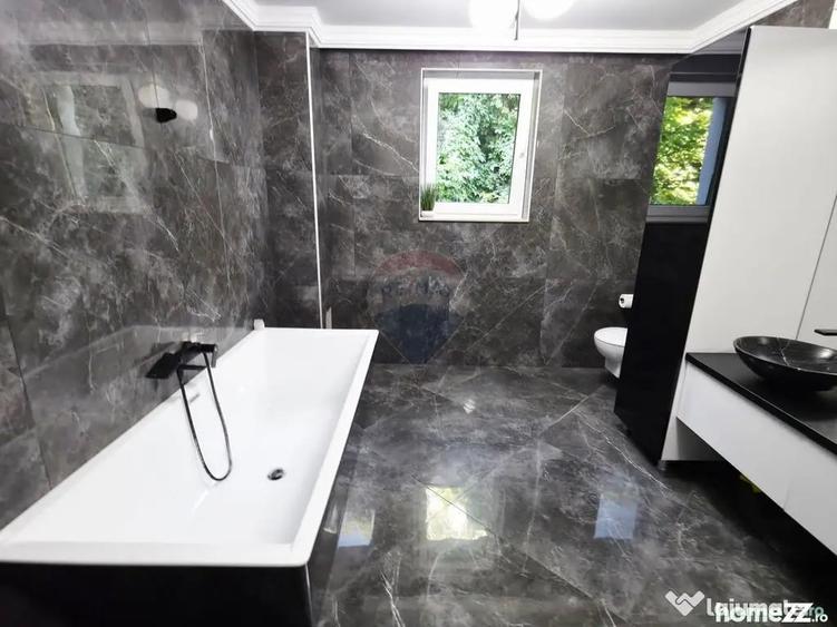 Apartament cu 5 camere decomandat în Precista