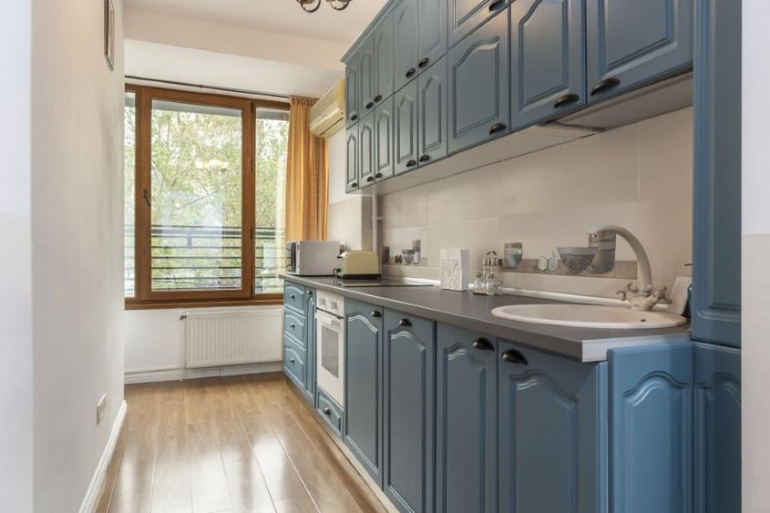 Apartament cu 3 camere semidecomandat în P-ța Romană