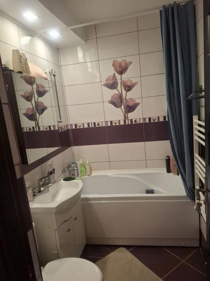 Apartament cu 3 camere semidecomandat, mobilat în Tătărași