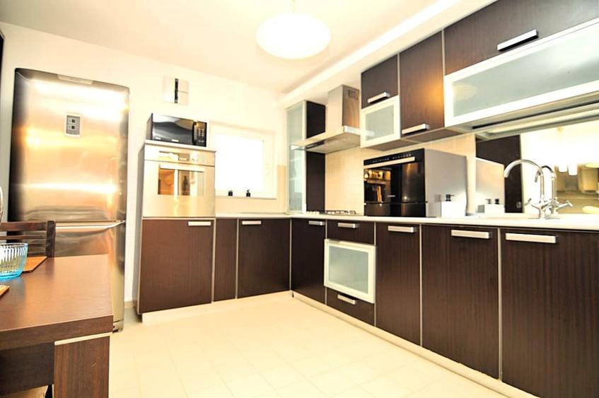 Apartament cu 4 camere decomandat, mobilat în Decebal
