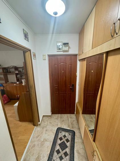 Apartament cu 3 camere semidecomandat în Podu Roș