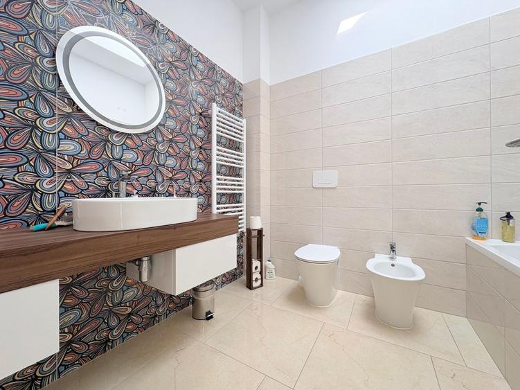 Penthouse cu 4 camere decomandat, mobilat în Torontalului