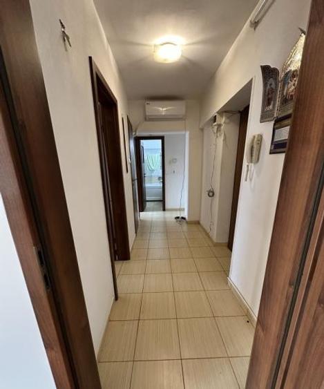 Apartament cu 3 camere semidecomandat în Central