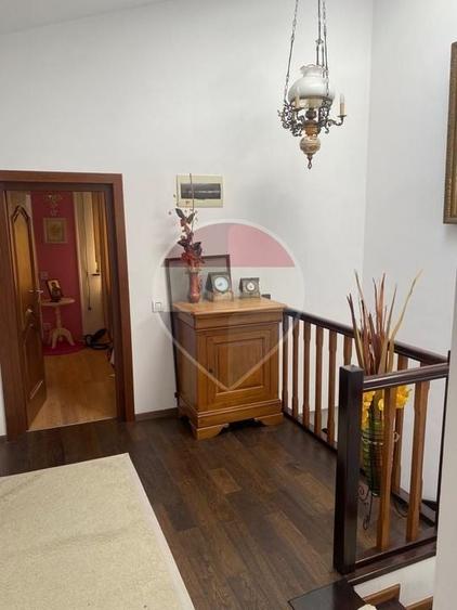 Casă cu 5 camere cu Teren 273 Mp în Butimanu
