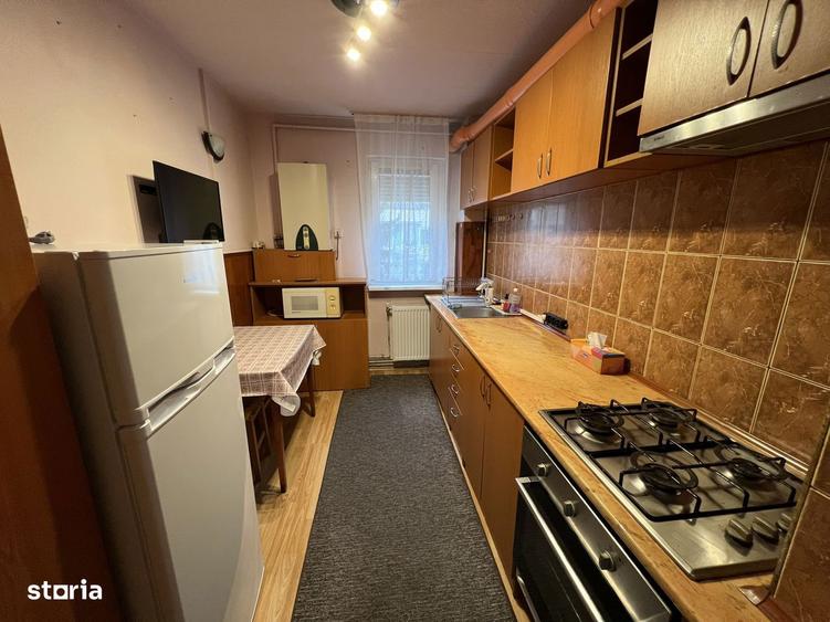 Apartament cu 3 camere semidecomandat, mobilat în Mihai Viteazul