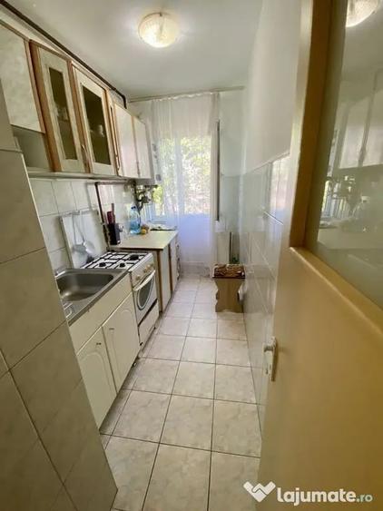 Apartament cu 3 camere semidecomandat în Km 4