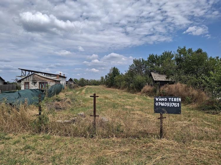 Teren de 3687 mp, în Poiana Lacului
