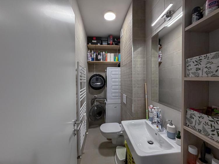 Apartament cu 3 camere decomandat în Tractorul