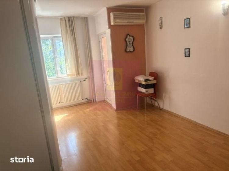 Apartament cu 3 camere decomandat în Drumul Taberei