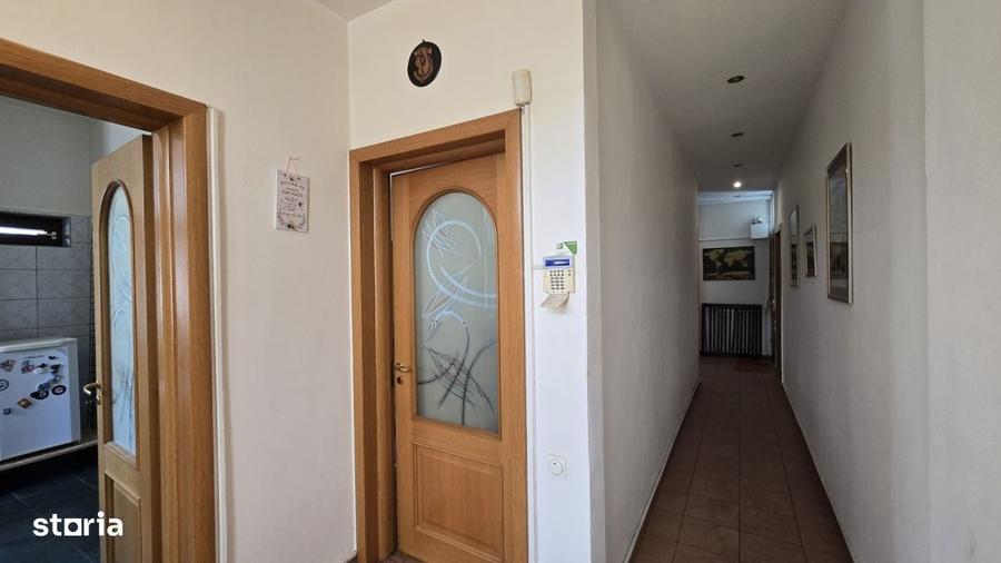 Casă cu 4 camere în Central