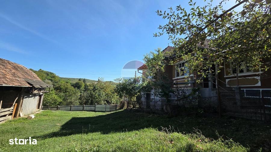 Casă cu 3 camere semidecomandat cu Teren 2200 Mp în Gornești