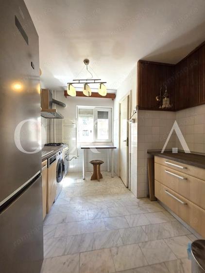 Apartament cu 3 camere semidecomandat în Girocului