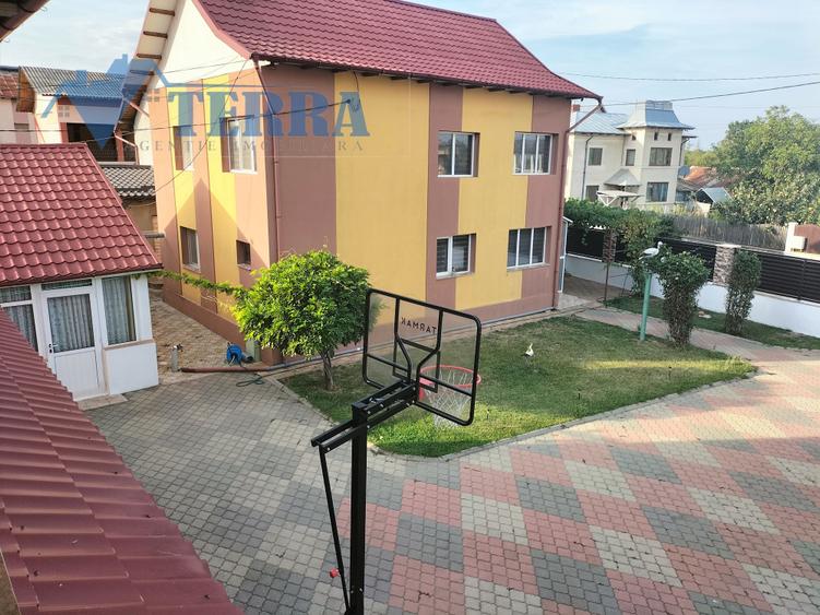 Casă individuală cu 7 camere cu Canalizare în Poiana Lacului
