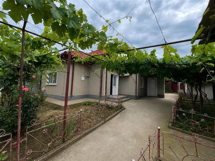 Casă individuală cu 4 camere cu Canalizare în Est