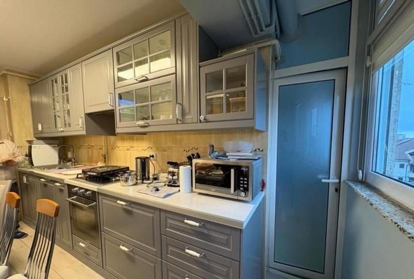 Apartament cu 4 camere decomandat, mobilat în Casa de Cultură