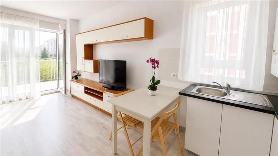 Apartament cu 3 camere decomandat, mobilat în Tractorul