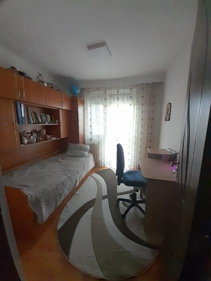 Apartament cu 3 camere decomandat în Cuzdrioara