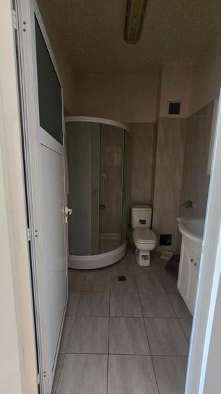 Casă individuală cu 10 camere cu Canalizare în Central