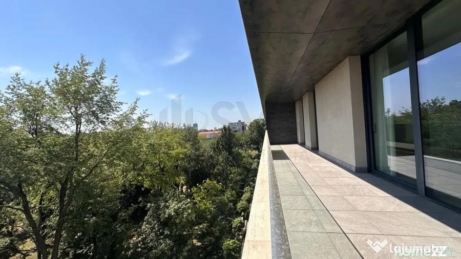 Apartament cu 4 camere semidecomandat în Floreasca