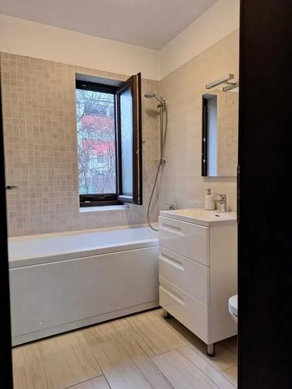 Apartament cu 3 camere semidecomandat în Central
