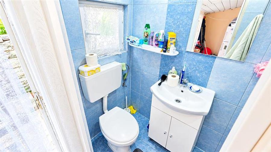 Casă individuală cu 2 camere cu Canalizare în Vest