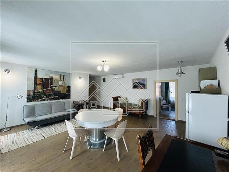 Duplex cu 13 camere cu Teren 253 Mp în Central