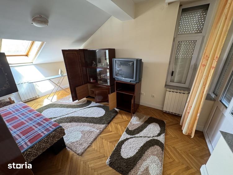 Casă cu 5 camere cu Teren 400 Mp în Titulescu