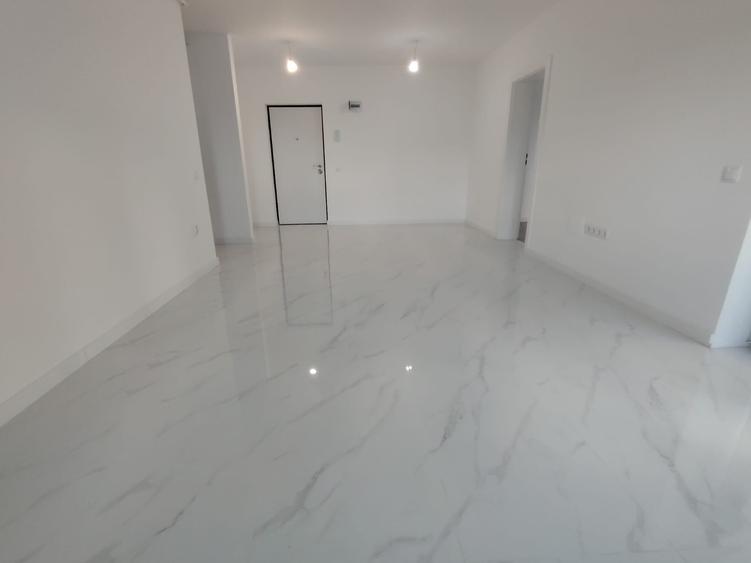 Apartament cu 3 camere semidecomandat în Florești
