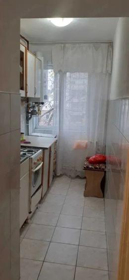 Apartament cu 3 camere semidecomandat în Km 4