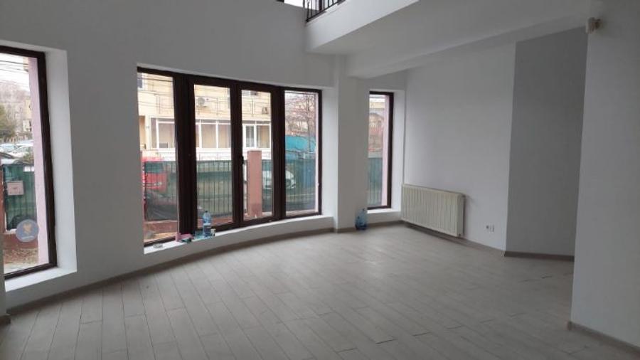 Casă individuală cu 6 camere cu Teren 692 Mp în Drumul Taberei