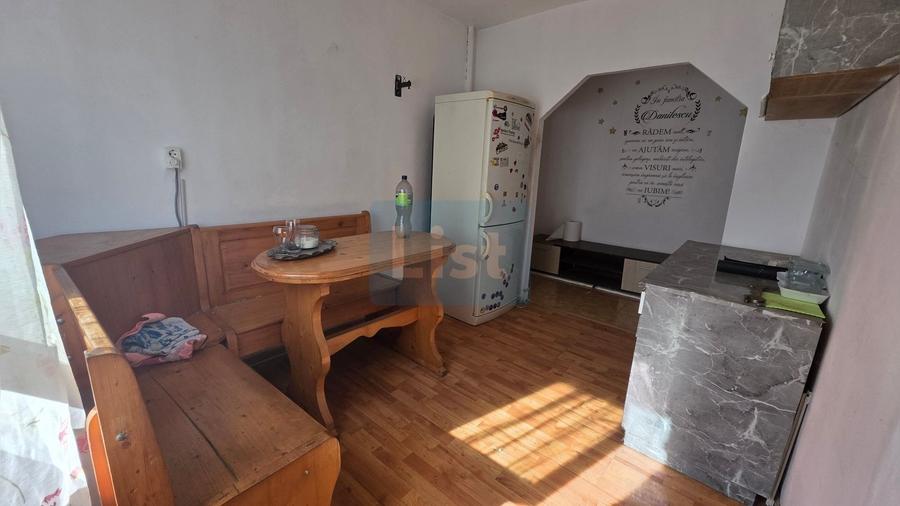 Apartament cu 3 camere semidecomandat în Crihala