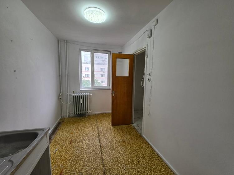 Apartament cu 3 camere semidecomandat în 1 Decembrie 1918