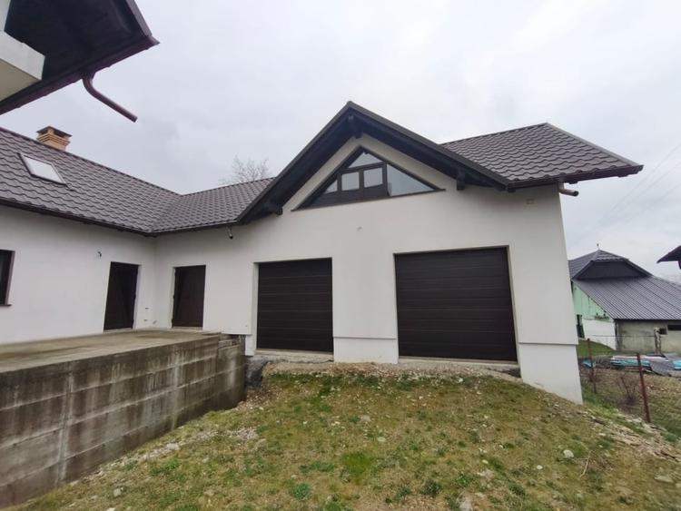 Casă individuală cu 7 camere cu Garaj în Marginea