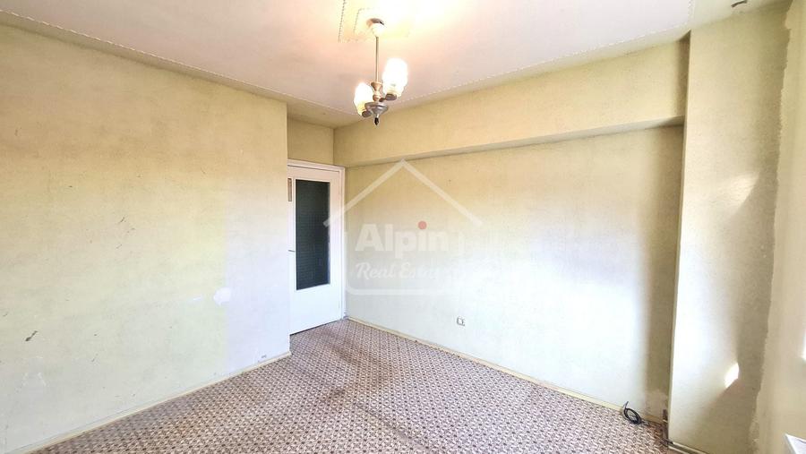 Apartament cu 4 camere decomandat în Răcădău