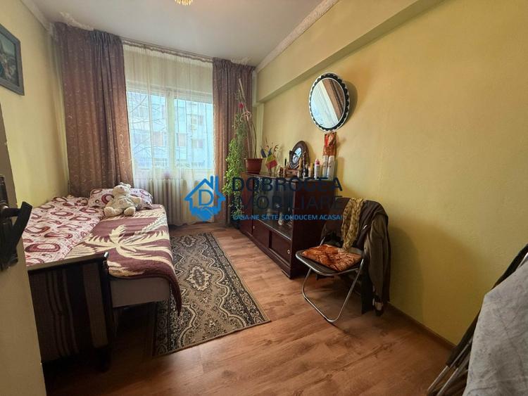 Apartament cu 3 camere decomandat în Păcii