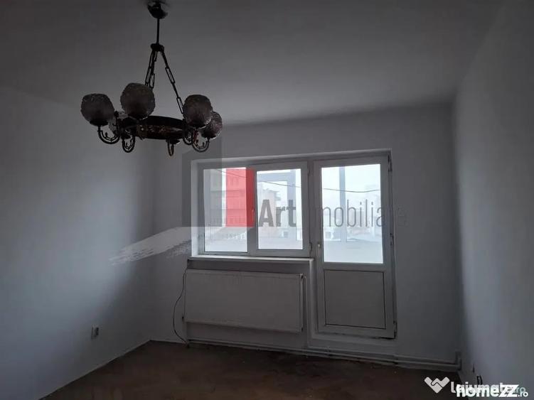 Apartament cu 4 camere decomandat în Central