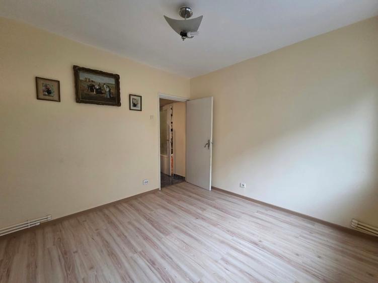 Apartament cu 3 camere semidecomandat în Micro 3