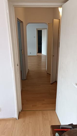 Apartament cu 3 camere semidecomandat în Micro 4