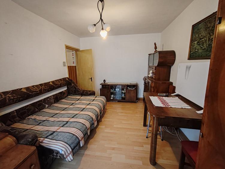 Apartament cu 3 camere decomandat în Astra