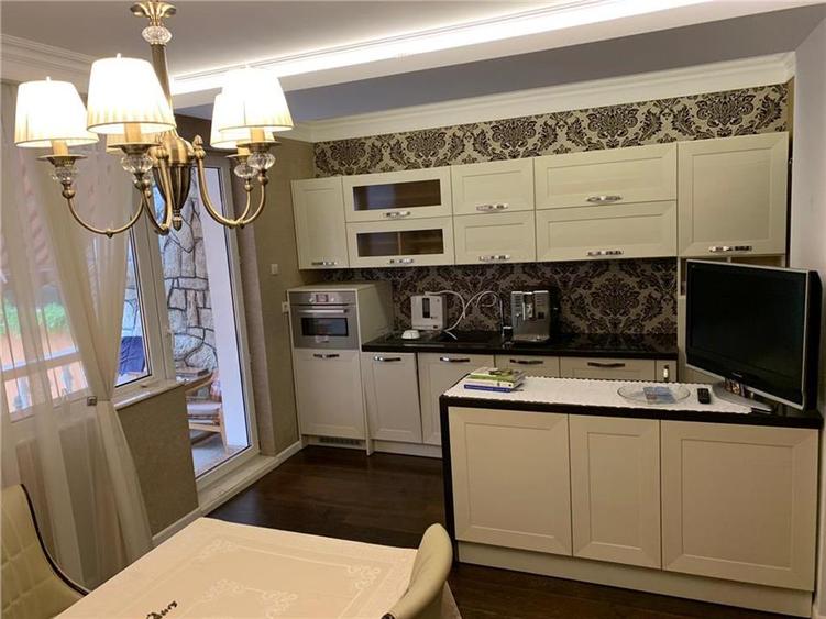 Casă individuală cu 9 camere cu Teren 600 Mp în Gruia