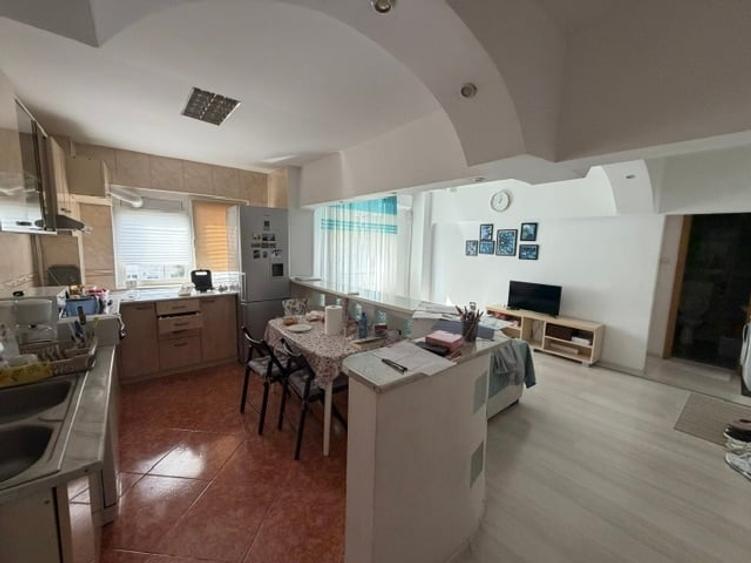 Apartament cu 4 camere semidecomandat în Tineretului