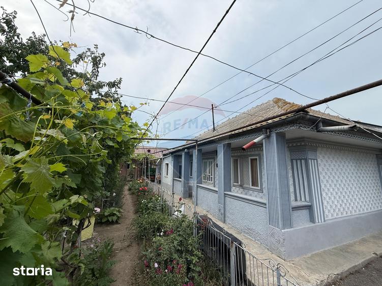 Casă cu 6 camere cu Teren 1340 Mp în Zorleni